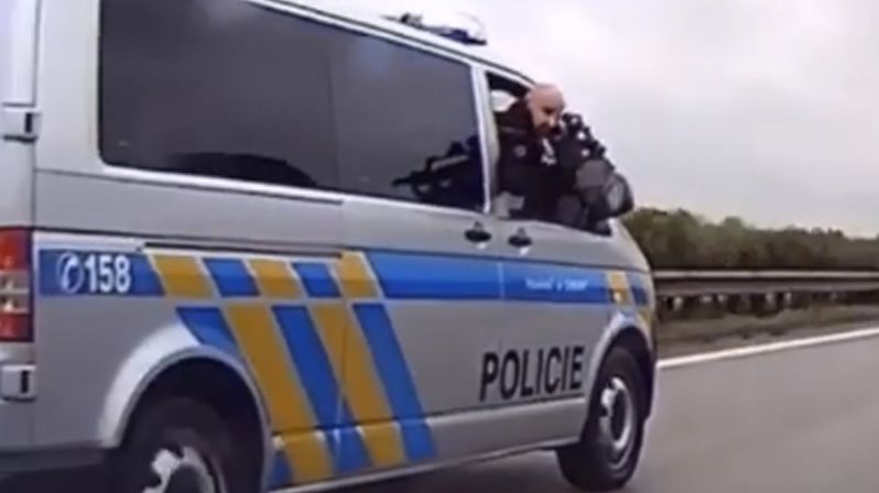 Zásah policisty, který namířil na řidiče za jízdy samopal, byl v pořádku